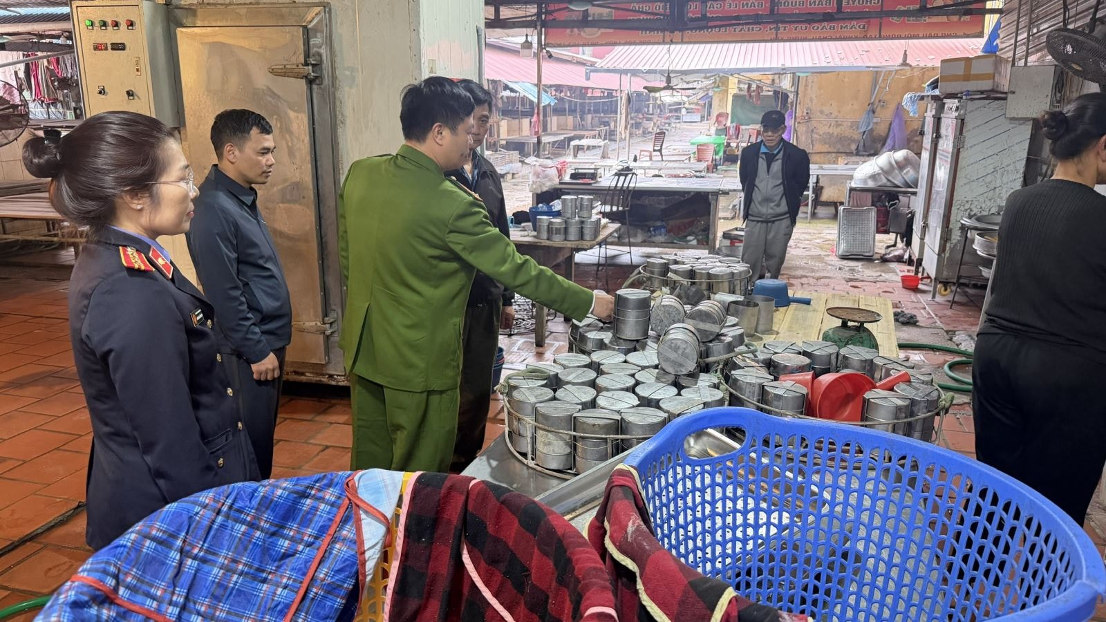 Hai mẹ con sản xuất giò chả, xúc xích số lượng lớn chứa hàn the- Ảnh 1. Hai mẹ con sản xuất giò chả, xúc xích số lượng lớn chứa hàn the- Ảnh 1.