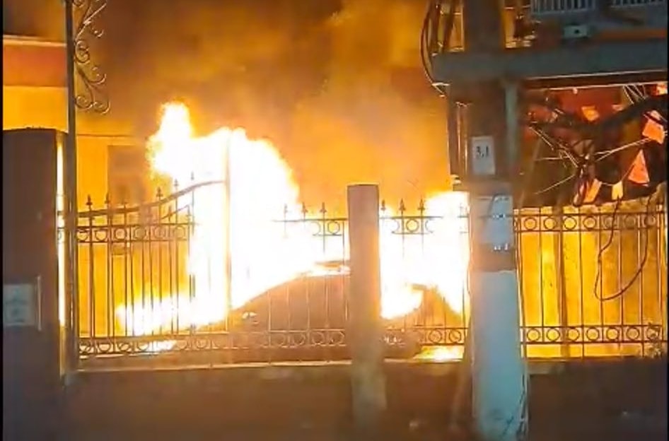 Đã bắt được người đốt 2 xe ô tô và cổng chùa trong đêm- Ảnh 1.