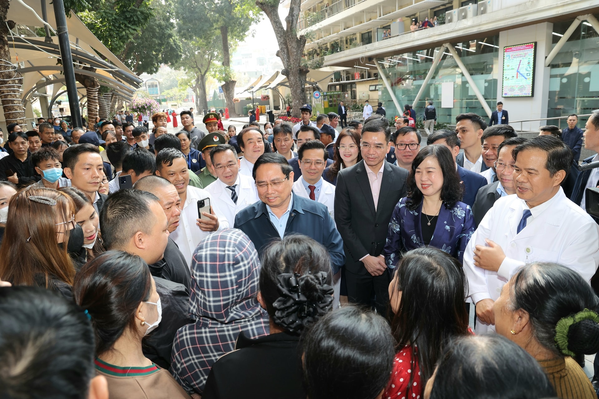 Thủ tướng Chính phủ thăm, chúc Tết, động viên y bác sĩ và bệnh nhân tại 2 bệnh viện tuyến đầu- Ảnh 15.