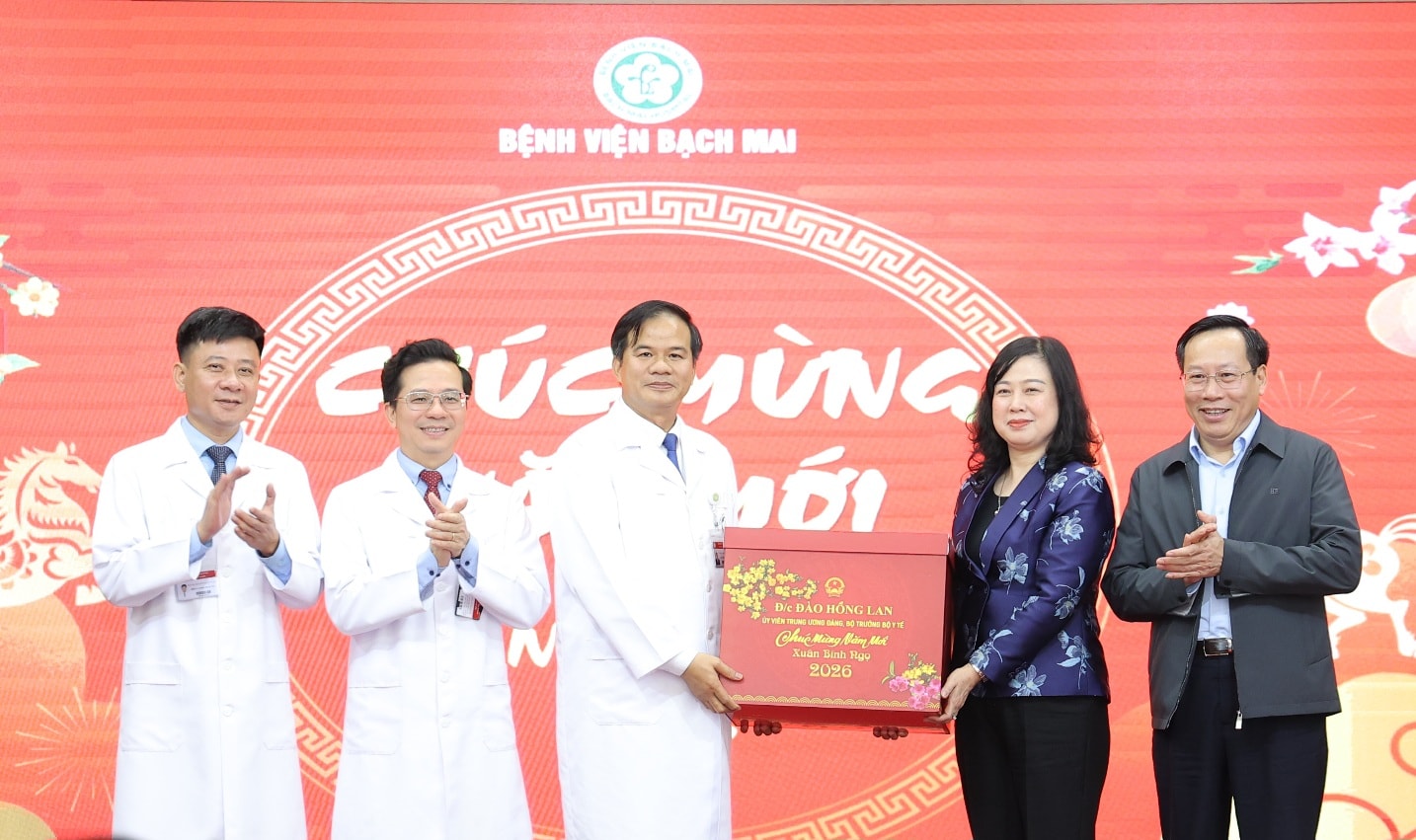 Thủ tướng Chính phủ thăm, chúc Tết, động viên y bác sĩ và bệnh nhân tại 2 bệnh viện tuyến đầu- Ảnh 18.