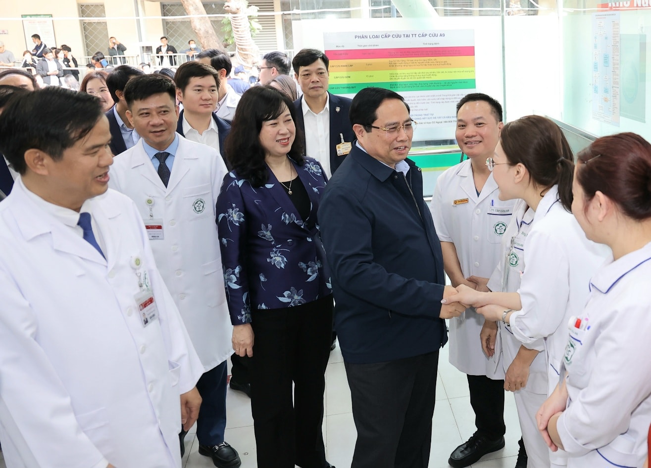 Thủ tướng Chính phủ thăm, chúc Tết, động viên y bác sĩ và bệnh nhân tại 2 bệnh viện tuyến đầu- Ảnh 16.