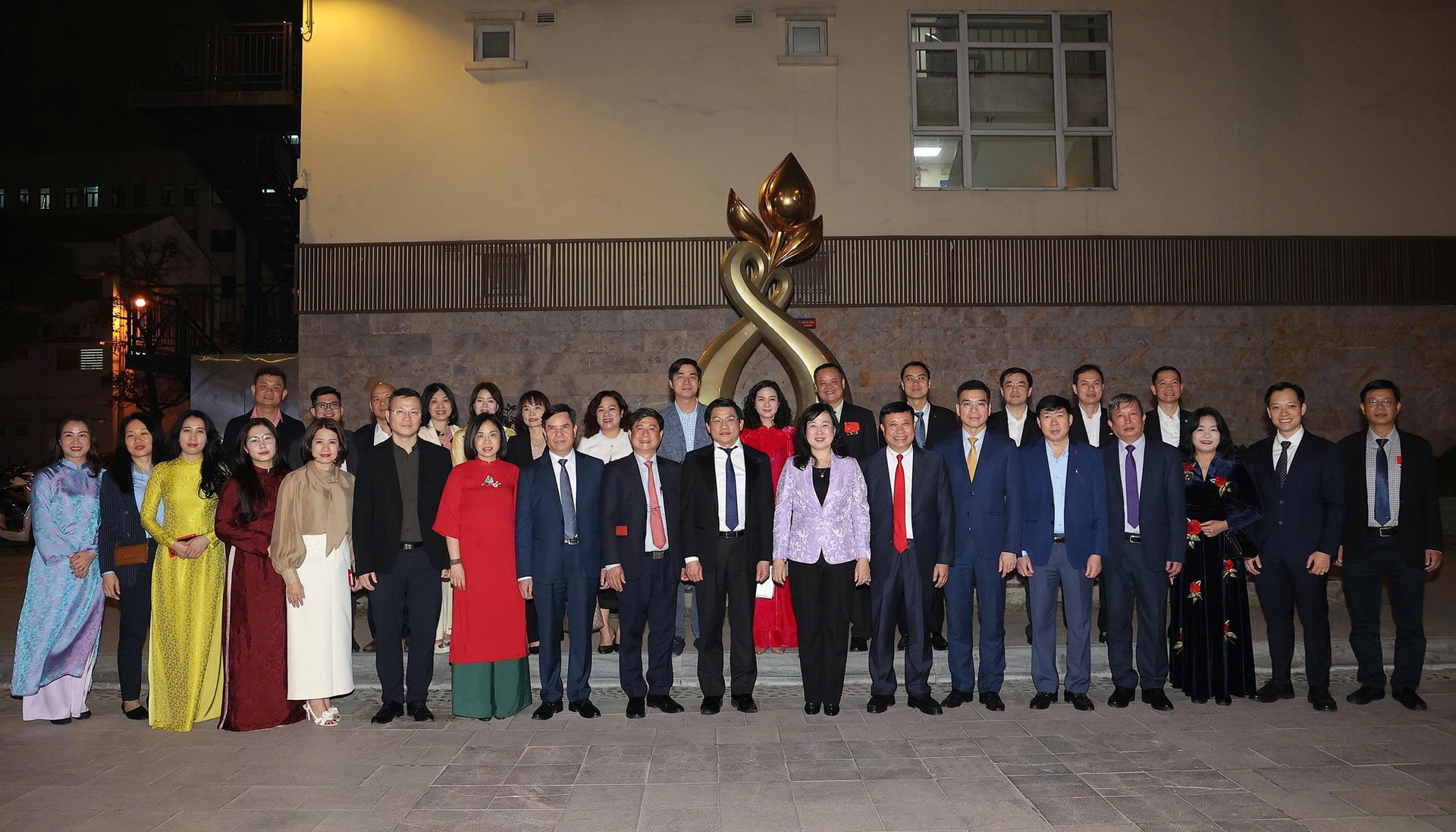 Bộ trưởng Bộ Y tế Đào Hồng Lan thăm, động viên y bác sĩ trực Tết, chúc mừng công dân nhí chào đời đêm Giao thừa- Ảnh 8. Bộ trưởng Bộ Y tế Đào Hồng Lan thăm, động viên y bác sĩ trực Tết, chúc mừng công dân nhí chào đời đêm Giao thừa- Ảnh 8.