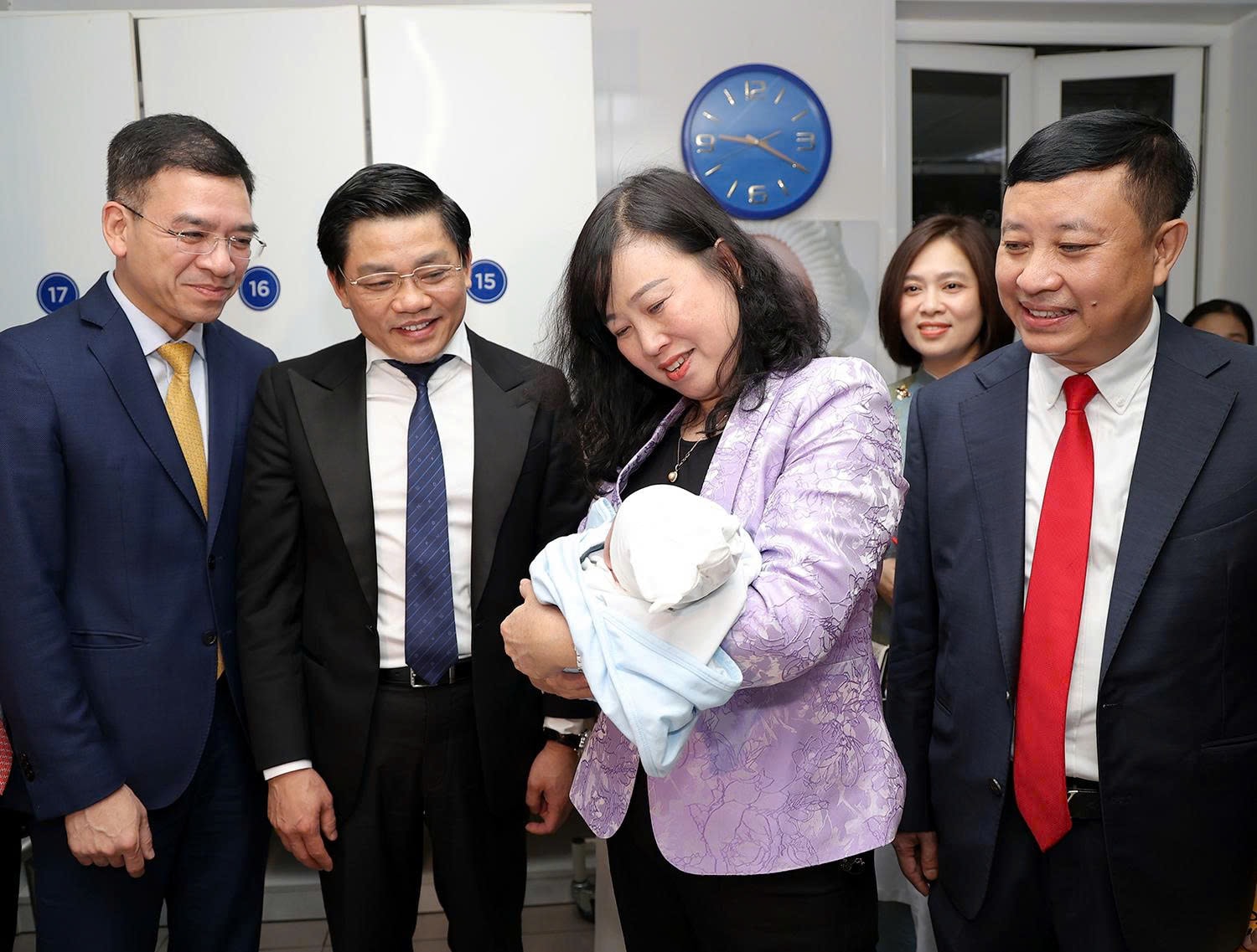 Bộ trưởng Bộ Y tế Đào Hồng Lan thăm, động viên y bác sĩ trực Tết, chúc mừng công dân nhí chào đời đêm Giao thừa- Ảnh 7. Bộ trưởng Bộ Y tế Đào Hồng Lan thăm, động viên y bác sĩ trực Tết, chúc mừng công dân nhí chào đời đêm Giao thừa- Ảnh 7.