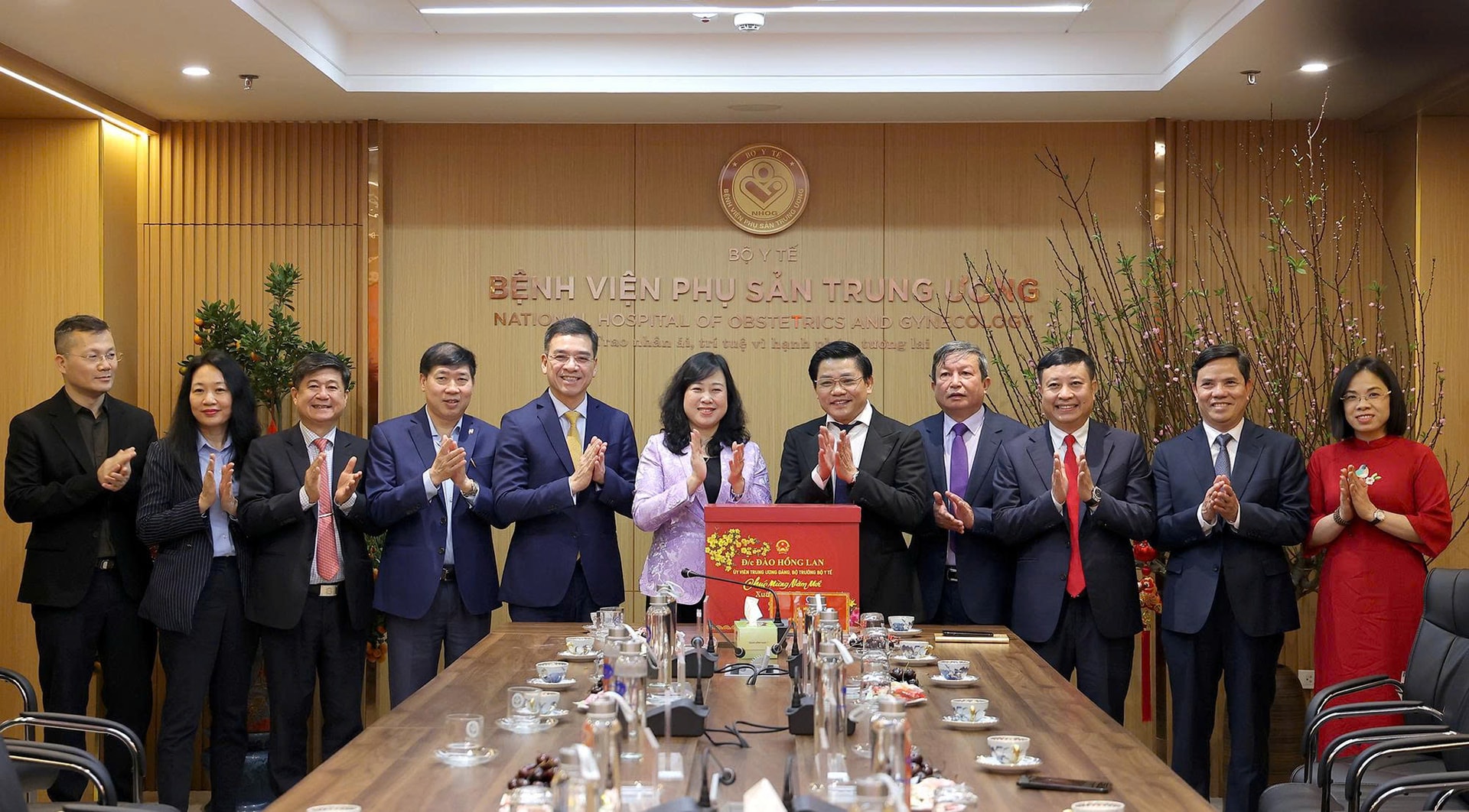 Bộ trưởng Bộ Y tế Đào Hồng Lan thăm, động viên y bác sĩ trực Tết, chúc mừng công dân nhí chào đời đêm Giao thừa- Ảnh 3. Bộ trưởng Bộ Y tế Đào Hồng Lan thăm, động viên y bác sĩ trực Tết, chúc mừng công dân nhí chào đời đêm Giao thừa- Ảnh 3.