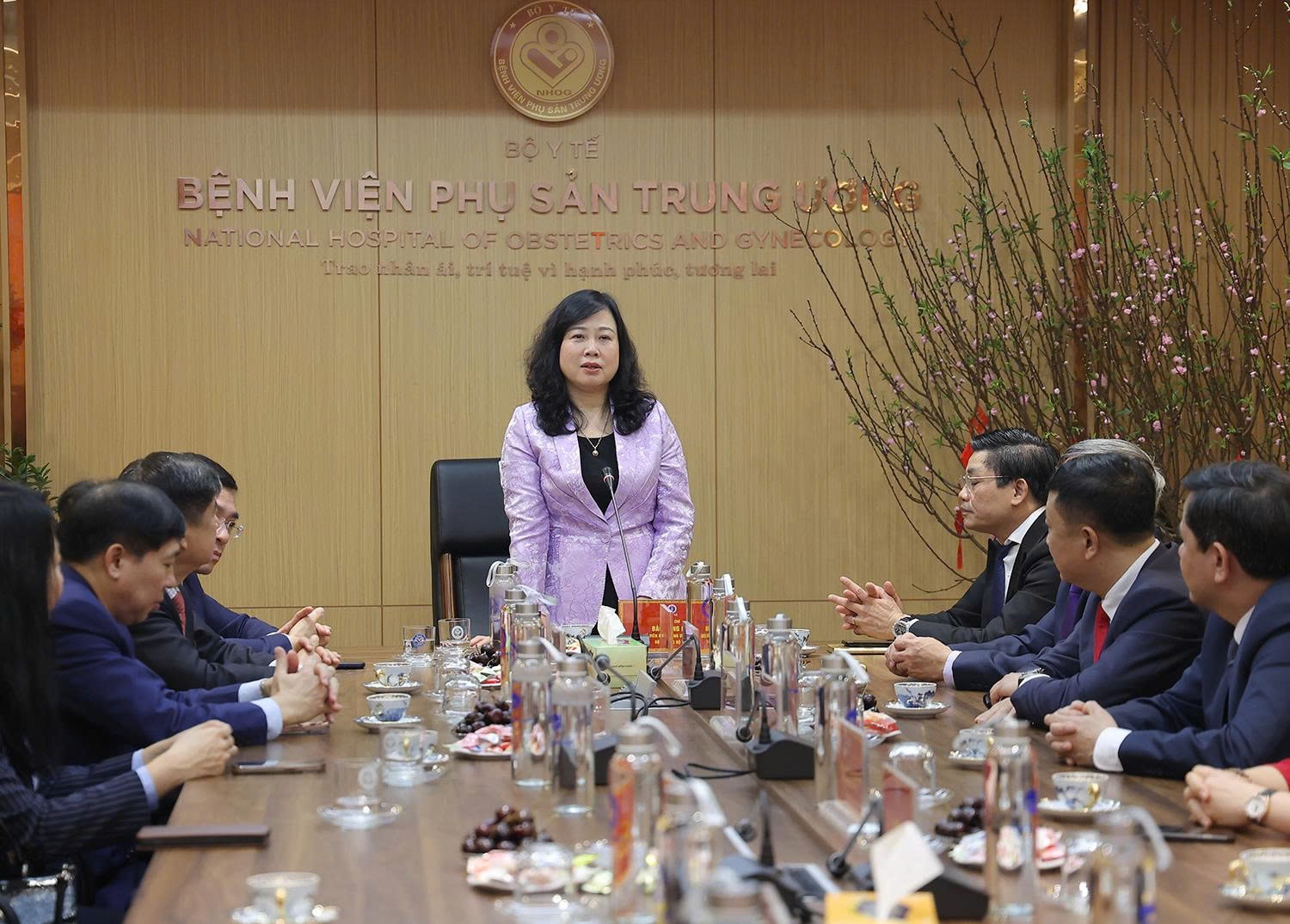 Bộ trưởng Bộ Y tế Đào Hồng Lan thăm, động viên y bác sĩ trực Tết, chúc mừng công dân nhí chào đời đêm Giao thừa- Ảnh 1. Bộ trưởng Bộ Y tế Đào Hồng Lan thăm, động viên y bác sĩ trực Tết, chúc mừng công dân nhí chào đời đêm Giao thừa- Ảnh 1.