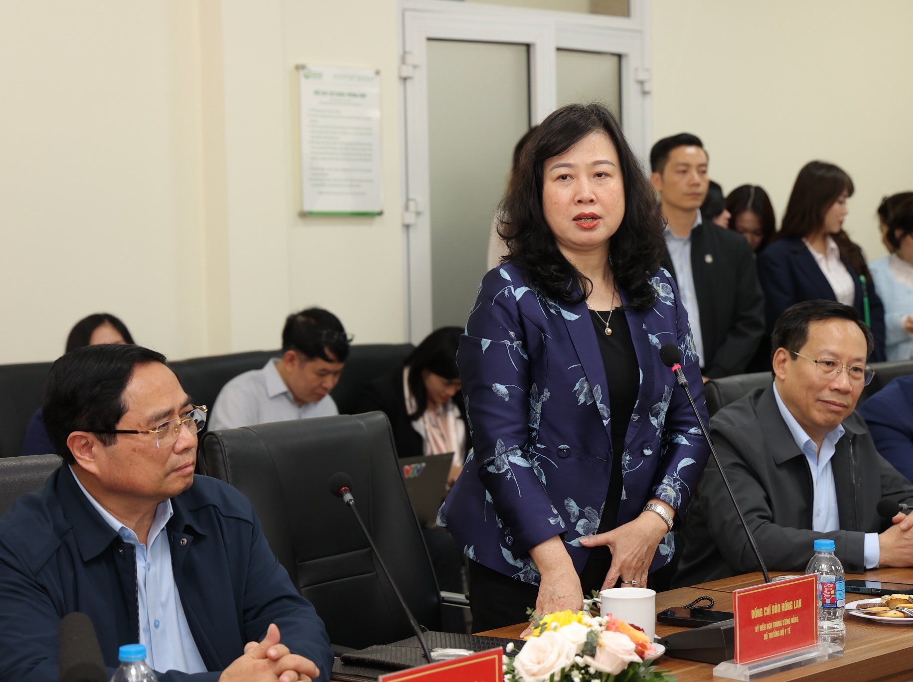 Thủ tướng Chính phủ thăm, chúc Tết, động viên y bác sĩ và bệnh nhân tại 2 bệnh viện tuyến đầu- Ảnh 14.