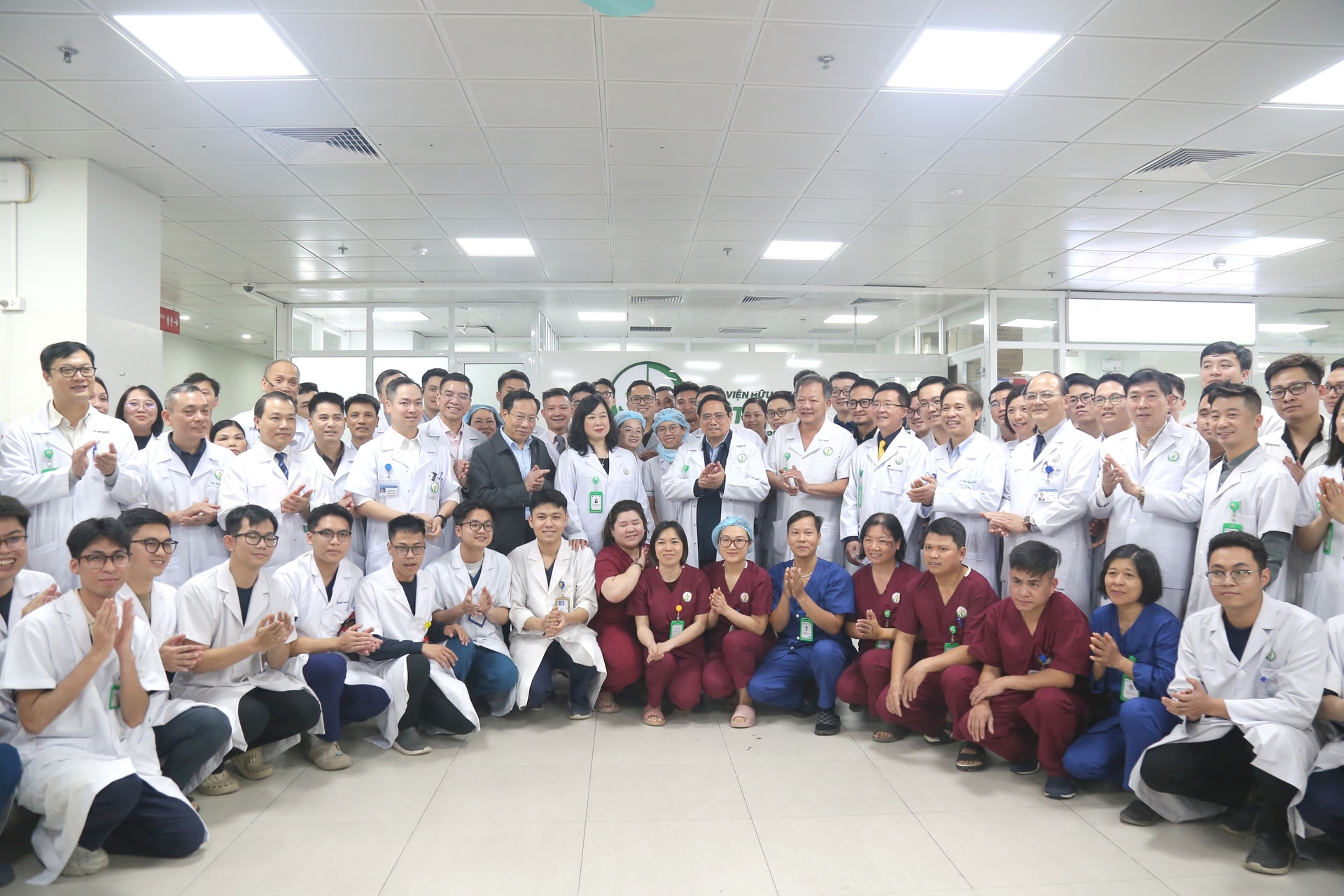 Thủ tướng Chính phủ thăm, chúc Tết, động viên y bác sĩ và bệnh nhân tại 2 bệnh viện tuyến đầu- Ảnh 23.