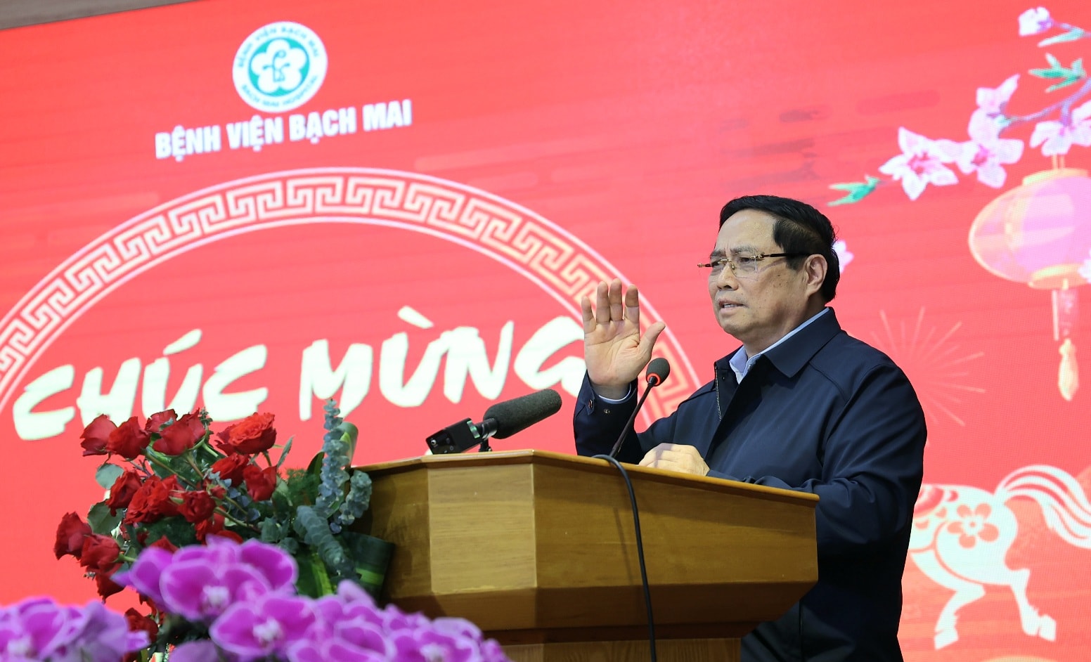 Thủ tướng Chính phủ thăm, chúc Tết, động viên y bác sĩ và bệnh nhân tại 2 bệnh viện tuyến đầu- Ảnh 10.