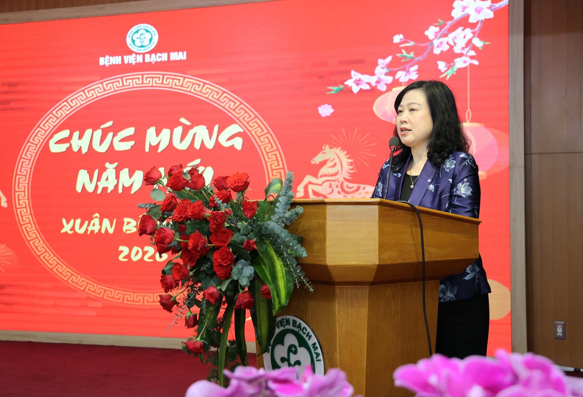 Thủ tướng Chính phủ thăm, chúc Tết, động viên y bác sĩ và bệnh nhân tại 2 bệnh viện tuyến đầu- Ảnh 11.