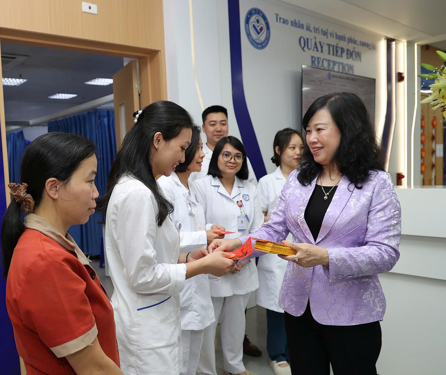 Bộ trưởng Bộ Y tế Đào Hồng Lan thăm, động viên y bác sĩ trực Tết, chúc mừng công dân nhí chào đời đêm Giao thừa- Ảnh 4. Bộ trưởng Bộ Y tế Đào Hồng Lan thăm, động viên y bác sĩ trực Tết, chúc mừng công dân nhí chào đời đêm Giao thừa- Ảnh 4.