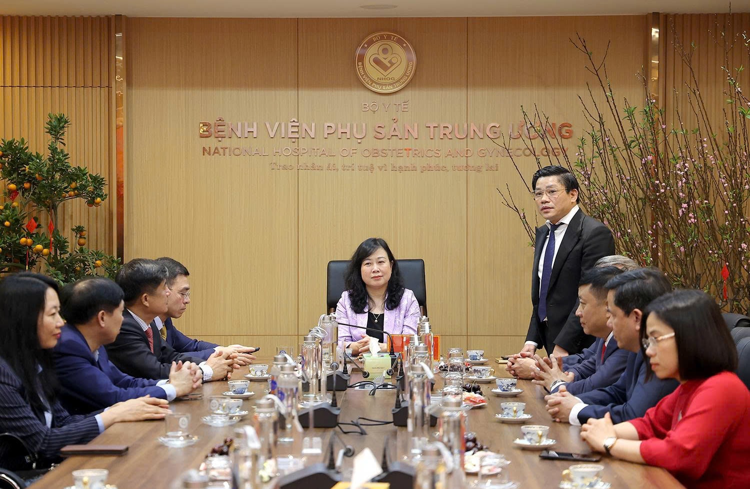 Bộ trưởng Bộ Y tế Đào Hồng Lan thăm, động viên y bác sĩ trực Tết, chúc mừng công dân nhí chào đời đêm Giao thừa- Ảnh 2. Bộ trưởng Bộ Y tế Đào Hồng Lan thăm, động viên y bác sĩ trực Tết, chúc mừng công dân nhí chào đời đêm Giao thừa- Ảnh 2.