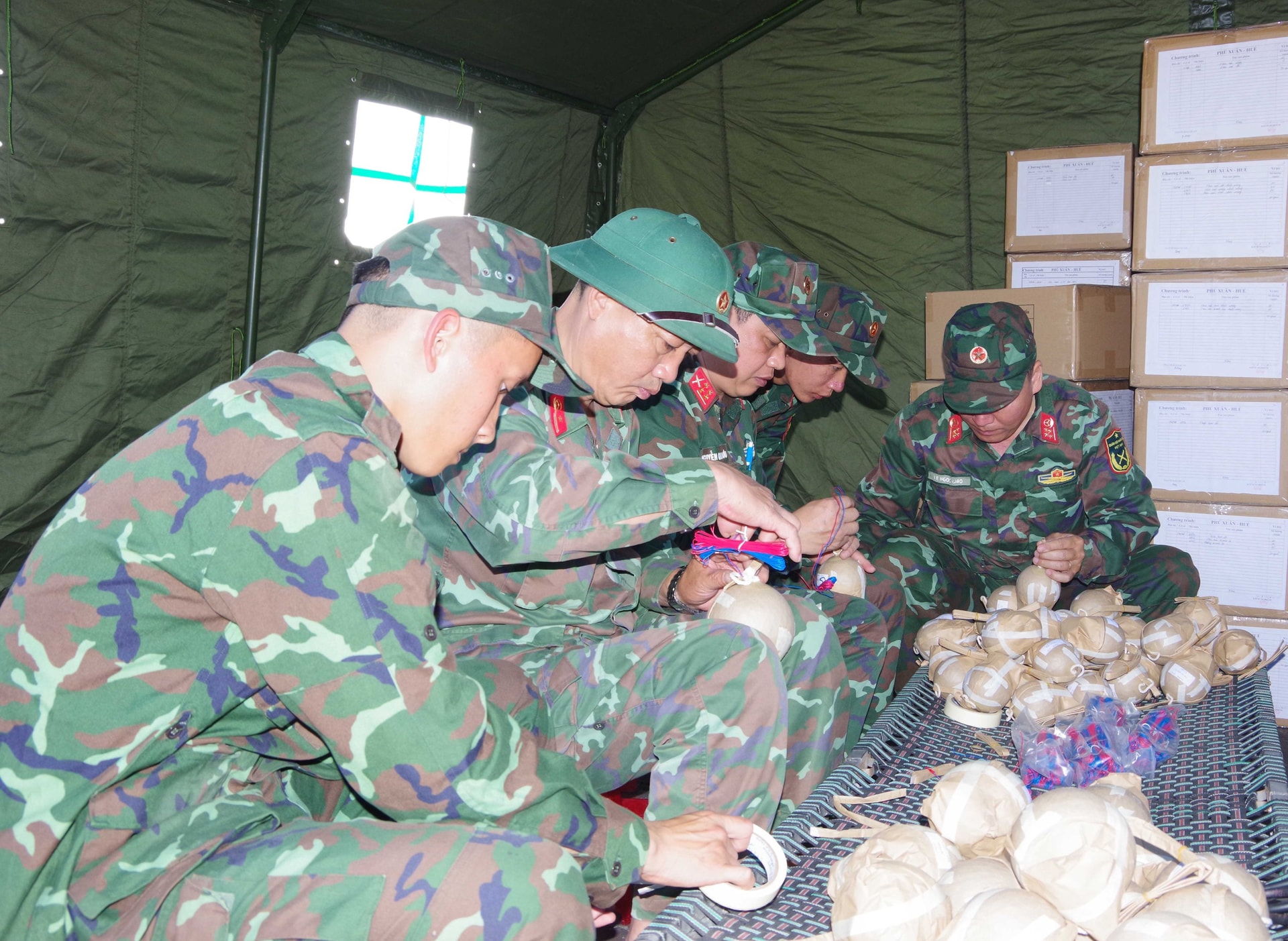 Cận cảnh trận địa pháo hoa sẵn sàng khai hoả đêm giao thừa ở Huế- Ảnh 3.