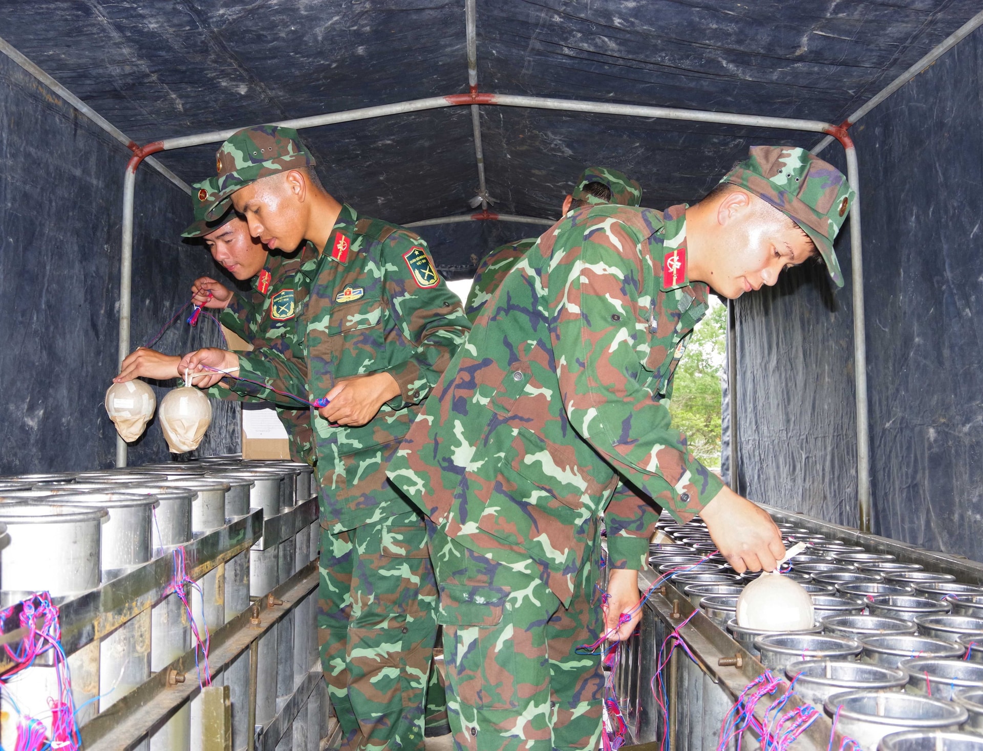Cận cảnh trận địa pháo hoa sẵn sàng khai hoả đêm giao thừa ở Huế- Ảnh 6.