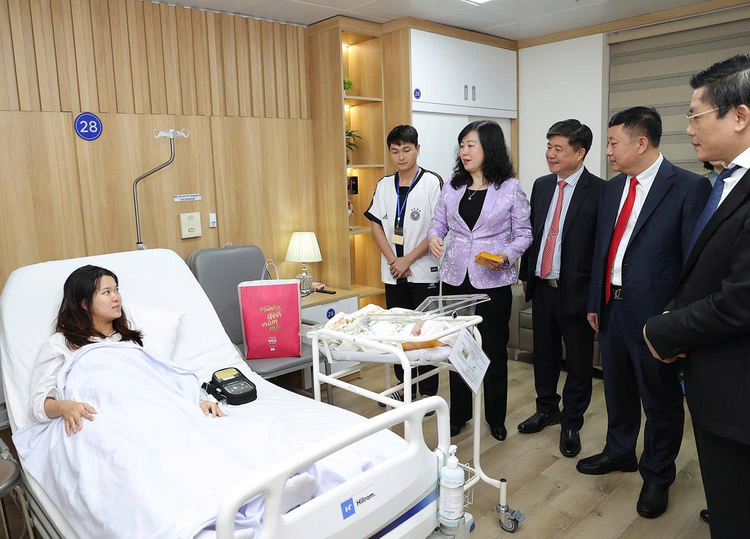 Bộ trưởng Bộ Y tế Đào Hồng Lan thăm, động viên y bác sĩ trực Tết, chúc mừng công dân nhí chào đời đêm Giao thừa- Ảnh 6. Bộ trưởng Bộ Y tế Đào Hồng Lan thăm, động viên y bác sĩ trực Tết, chúc mừng công dân nhí chào đời đêm Giao thừa- Ảnh 6.