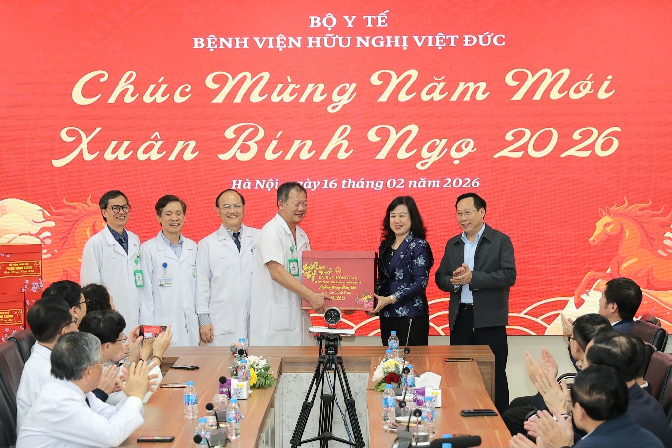 Thủ tướng Chính phủ thăm, chúc Tết, động viên y bác sĩ và bệnh nhân tại 2 bệnh viện tuyến đầu- Ảnh 22.