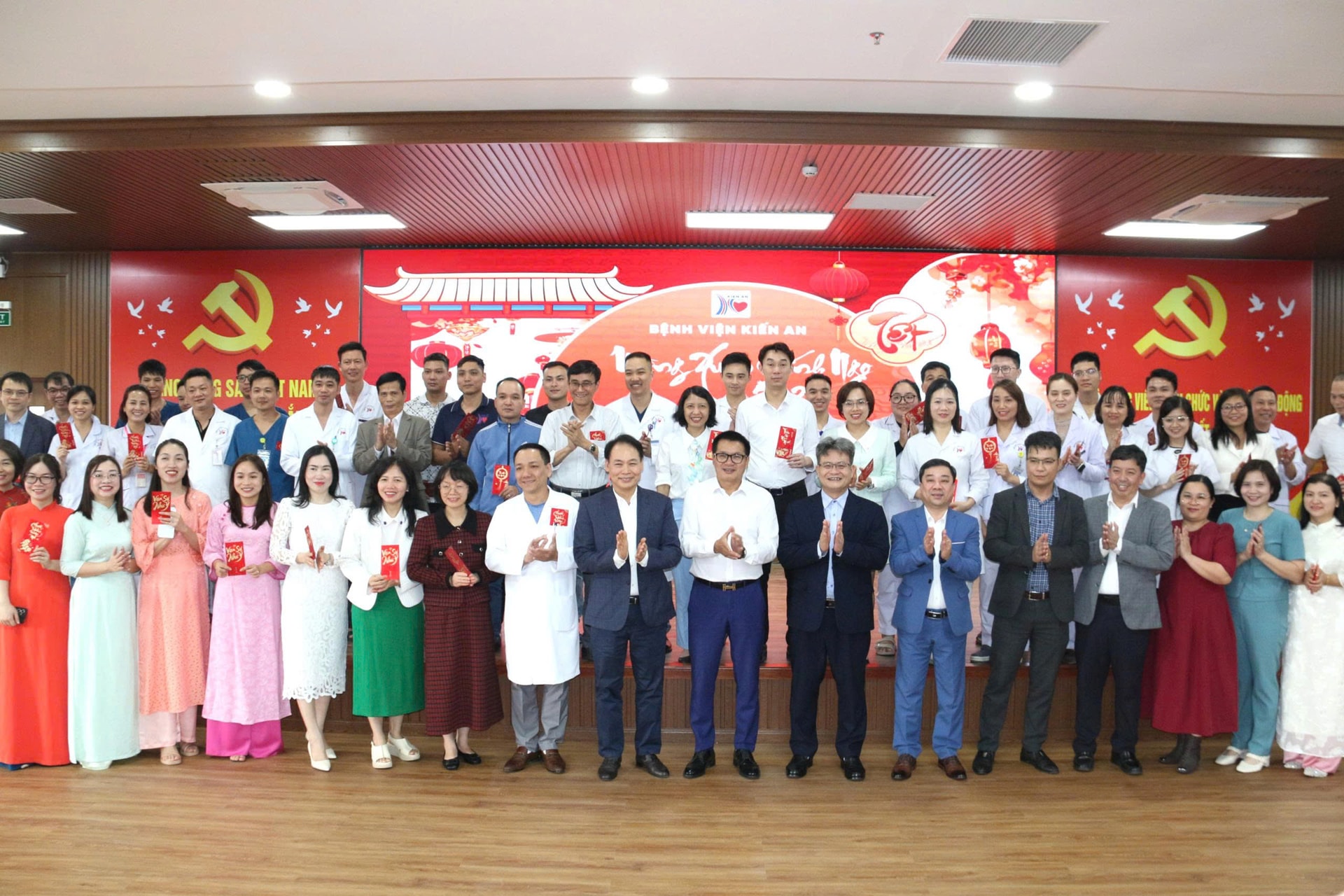 Lãnh đạo Sở Y tế Hải Phòng thăm, tặng quà đơn vị y tế nhân dịp Tết Bính Ngọ 2026- Ảnh 1.