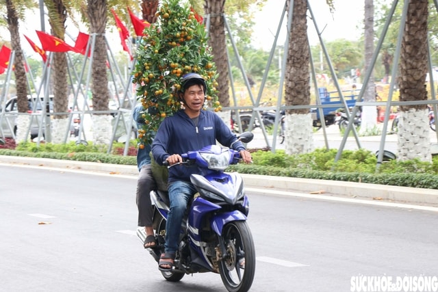 Nụ cười cần lao ngày cuối năm đẹp đến nao lòng- Ảnh 6. Nụ cười cần lao ngày cuối năm đẹp đến nao lòng- Ảnh 6.