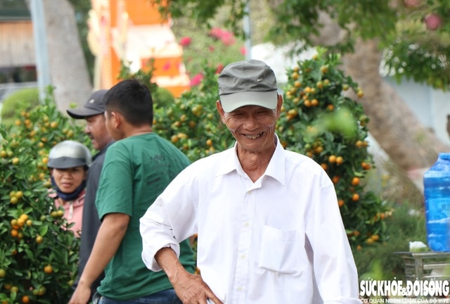 Nụ cười cần lao ngày cuối năm đẹp đến nao lòng- Ảnh 4.