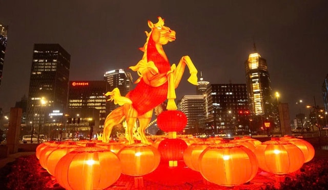 Năm Ngựa Lửa 2026: Không khí Tết rực đỏ và làn sóng di chuyển kỷ lục- Ảnh 1.