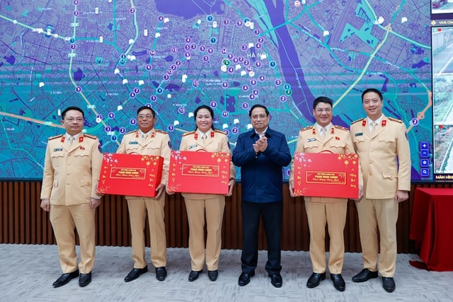 Thủ tướng động viên lực lượng CSGT, an ninh mạng làm nhiệm vụ đêm 29 Tết- Ảnh 2.