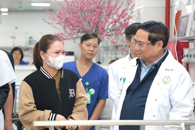 Thủ tướng Chính phủ thăm, chúc Tết, động viên y bác sĩ và bệnh nhân tại 2 bệnh viện tuyến đầu- Ảnh 6.