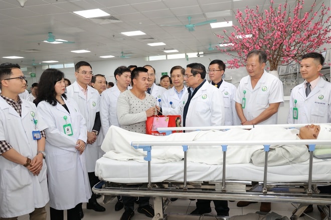 Thủ tướng Chính phủ thăm, chúc Tết, động viên y bác sĩ và bệnh nhân tại 2 bệnh viện tuyến đầu- Ảnh 8.