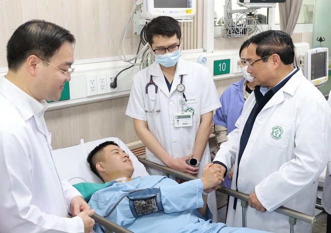 Thủ tướng Chính phủ thăm, chúc Tết, động viên y bác sĩ và bệnh nhân tại 2 bệnh viện tuyến đầu- Ảnh 4.