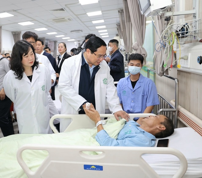 Thủ tướng Chính phủ thăm, chúc Tết, động viên y bác sĩ và bệnh nhân tại 2 bệnh viện tuyến đầu- Ảnh 3.