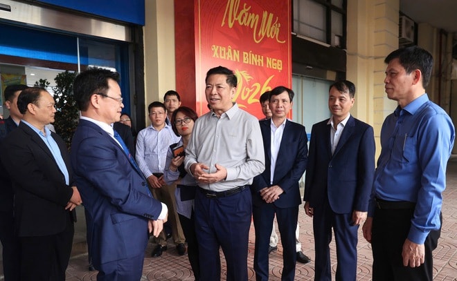 Thị sát từ sân bay đến ga tàu, Bộ trưởng Bộ Xây dựng yêu cầu không để gián đoạn đi lại dịp Tết- Ảnh 4.