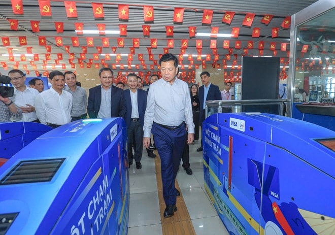 Thị sát từ sân bay đến ga tàu, Bộ trưởng Bộ Xây dựng yêu cầu không để gián đoạn đi lại dịp Tết- Ảnh 5.