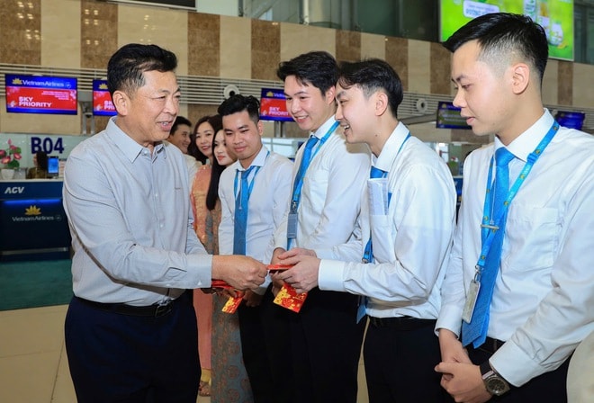 Thị sát từ sân bay đến ga tàu, Bộ trưởng Bộ Xây dựng yêu cầu không để gián đoạn đi lại dịp Tết- Ảnh 3.