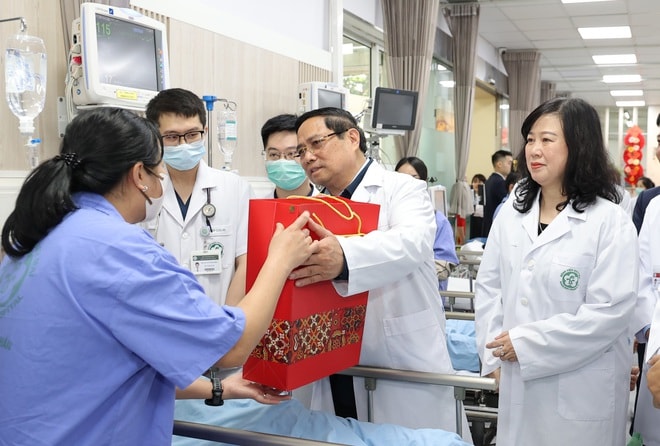 Thủ tướng Chính phủ thăm, chúc Tết, động viên y bác sĩ và bệnh nhân tại 2 bệnh viện tuyến đầu- Ảnh 1.