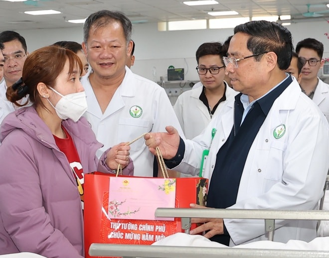 Thủ tướng Chính phủ thăm, chúc Tết, động viên y bác sĩ và bệnh nhân tại 2 bệnh viện tuyến đầu- Ảnh 7.