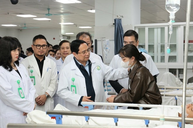 Thủ tướng Chính phủ thăm, chúc Tết, động viên y bác sĩ và bệnh nhân tại 2 bệnh viện tuyến đầu- Ảnh 5.