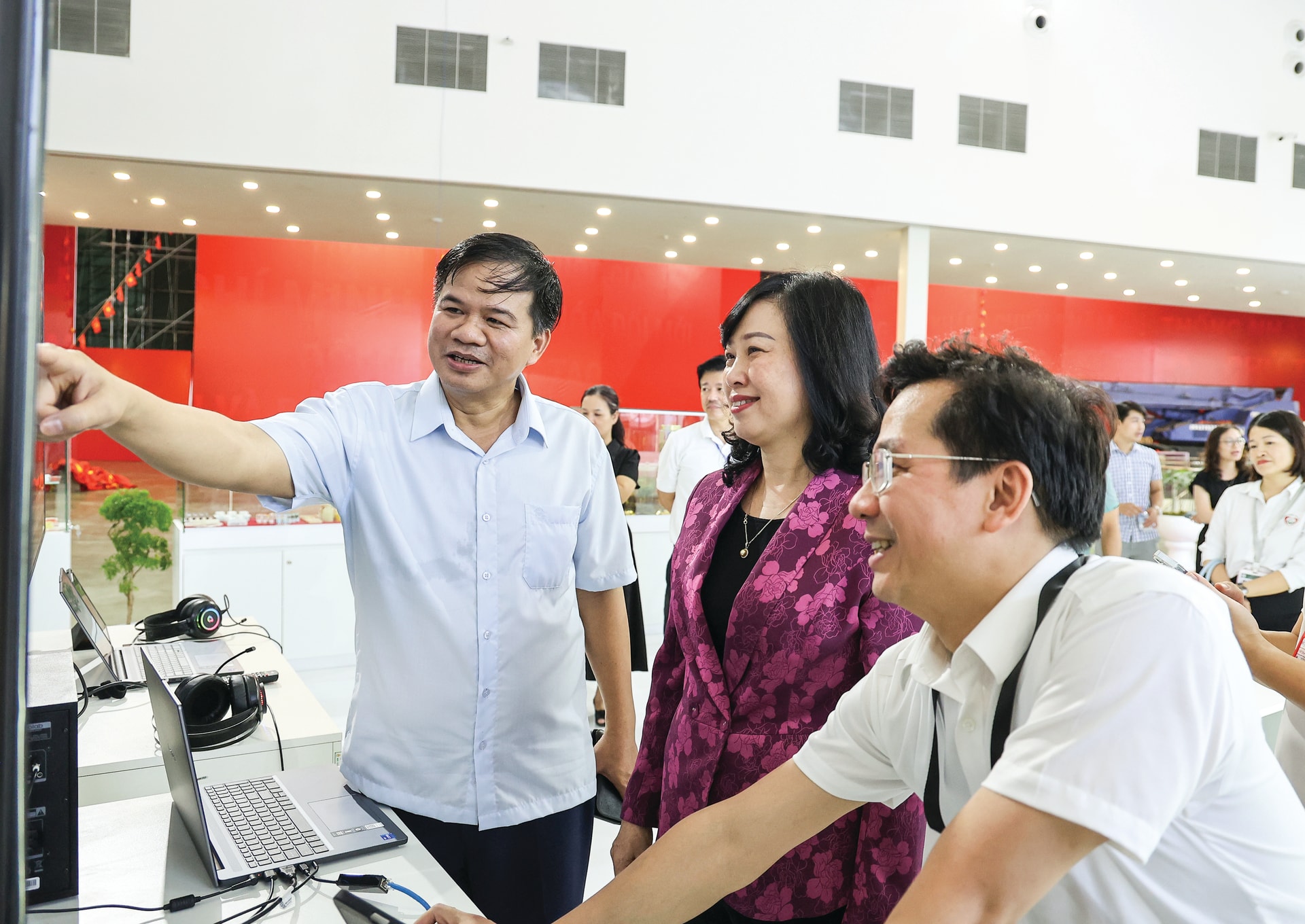 Bộ trưởng Đào Hồng Lan: Y tế Việt Nam và khát vọng vươn mình trong kỷ nguyên mới- Ảnh 3. Bộ trưởng Đào Hồng Lan: Y tế Việt Nam và khát vọng vươn mình trong kỷ nguyên mới- Ảnh 3.