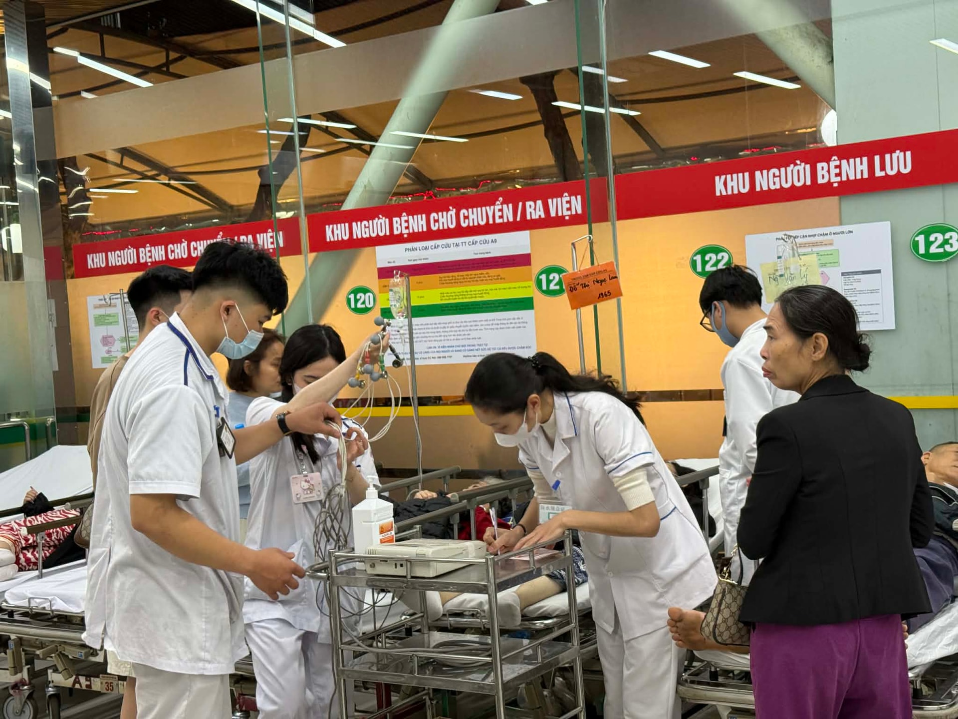 Tết Bính Ngọ, 100 trường hợp nhập viện nghi do pháo nổ, pháo hoa trong 24 giờ qua - Ảnh 2.