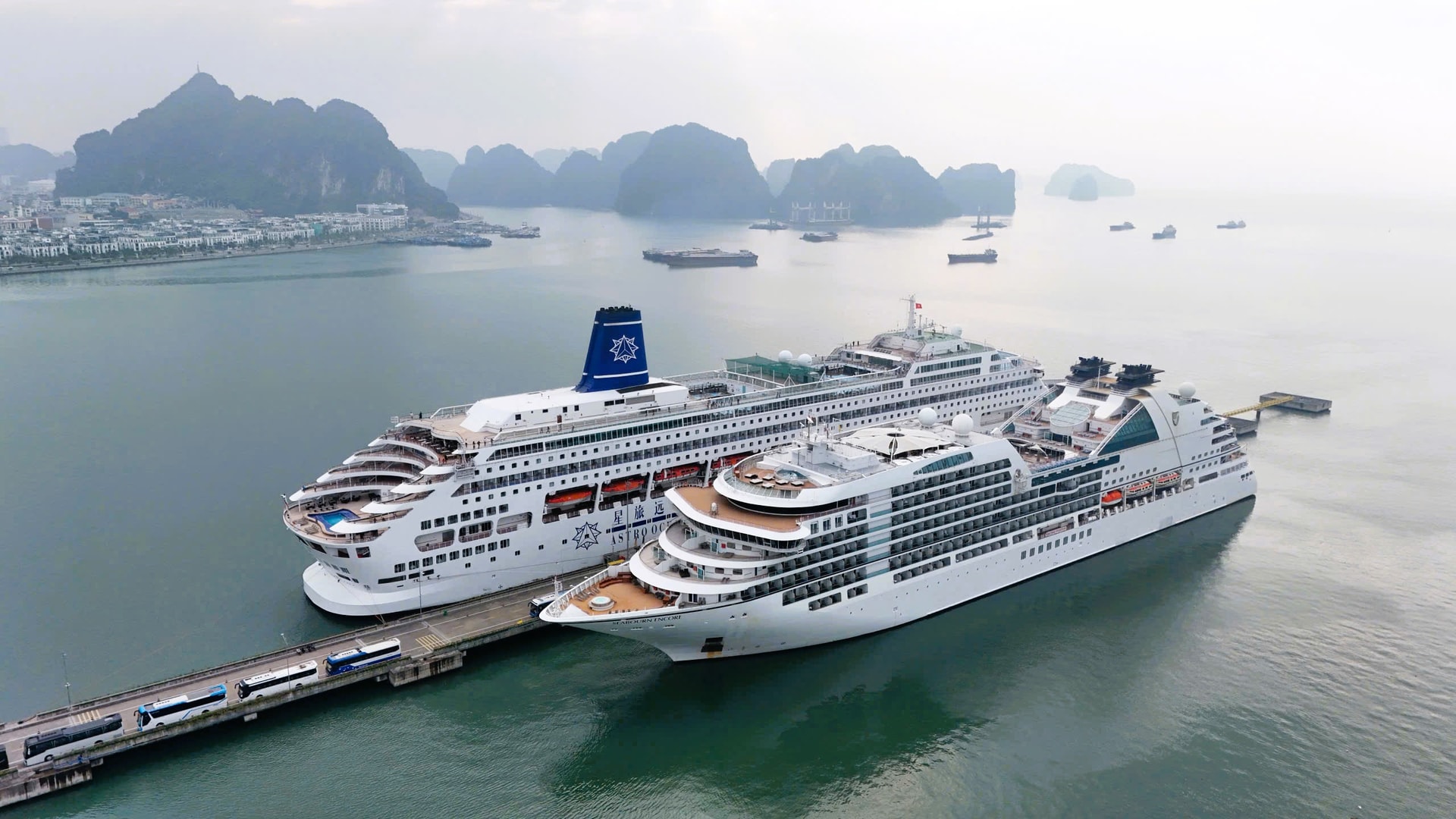 Hơn 2.300 du khách quốc tế xông đất Quảng Ninh bằng siêu du thuyền hạng sang- Ảnh 1.