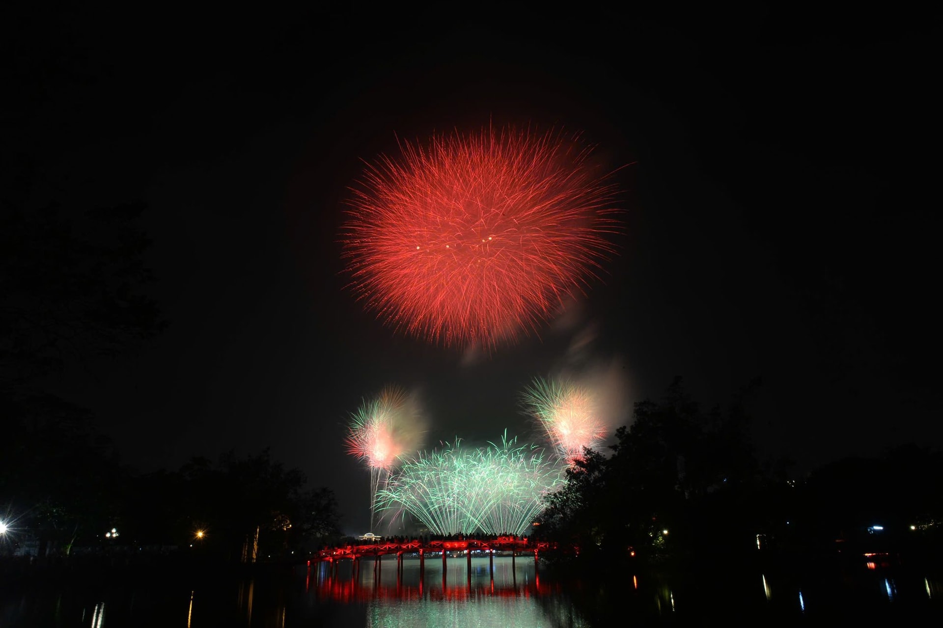 Khoảnh khắc pháo hoa thắp sáng bầu trời Hà Nội đêm giao thừa- Ảnh 3.