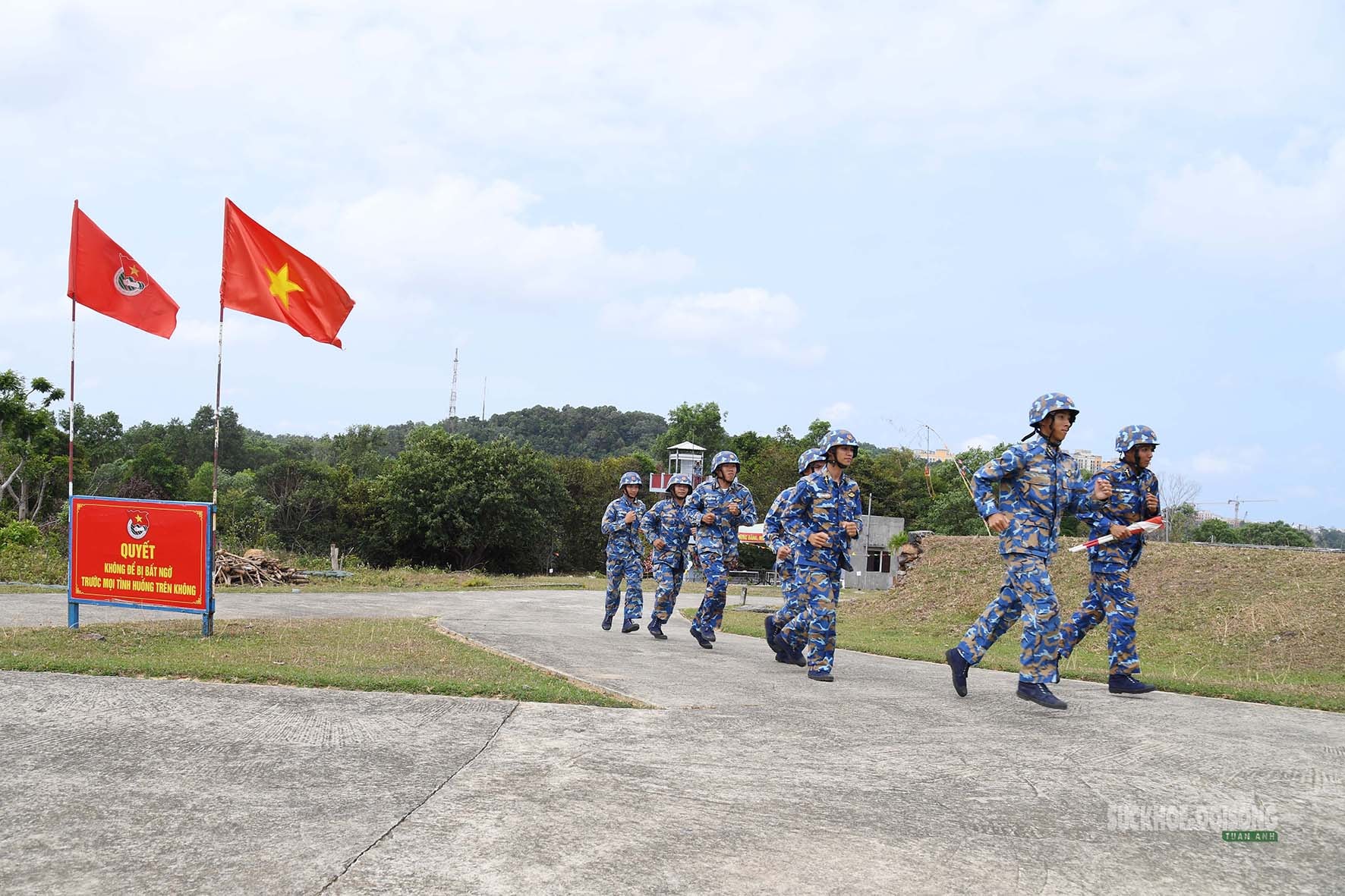 Đón Tết trên trận địa, vững nhịp canh trời Tây Nam- Ảnh 2.