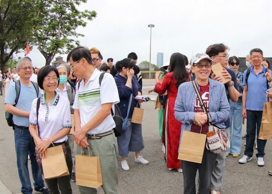 Du xuân hoàng cung, trải nghiệm hái lộc đầu năm giữa không gian di sản Huế- Ảnh 1. Du xuân hoàng cung, trải nghiệm hái lộc đầu năm giữa không gian di sản Huế- Ảnh 1.