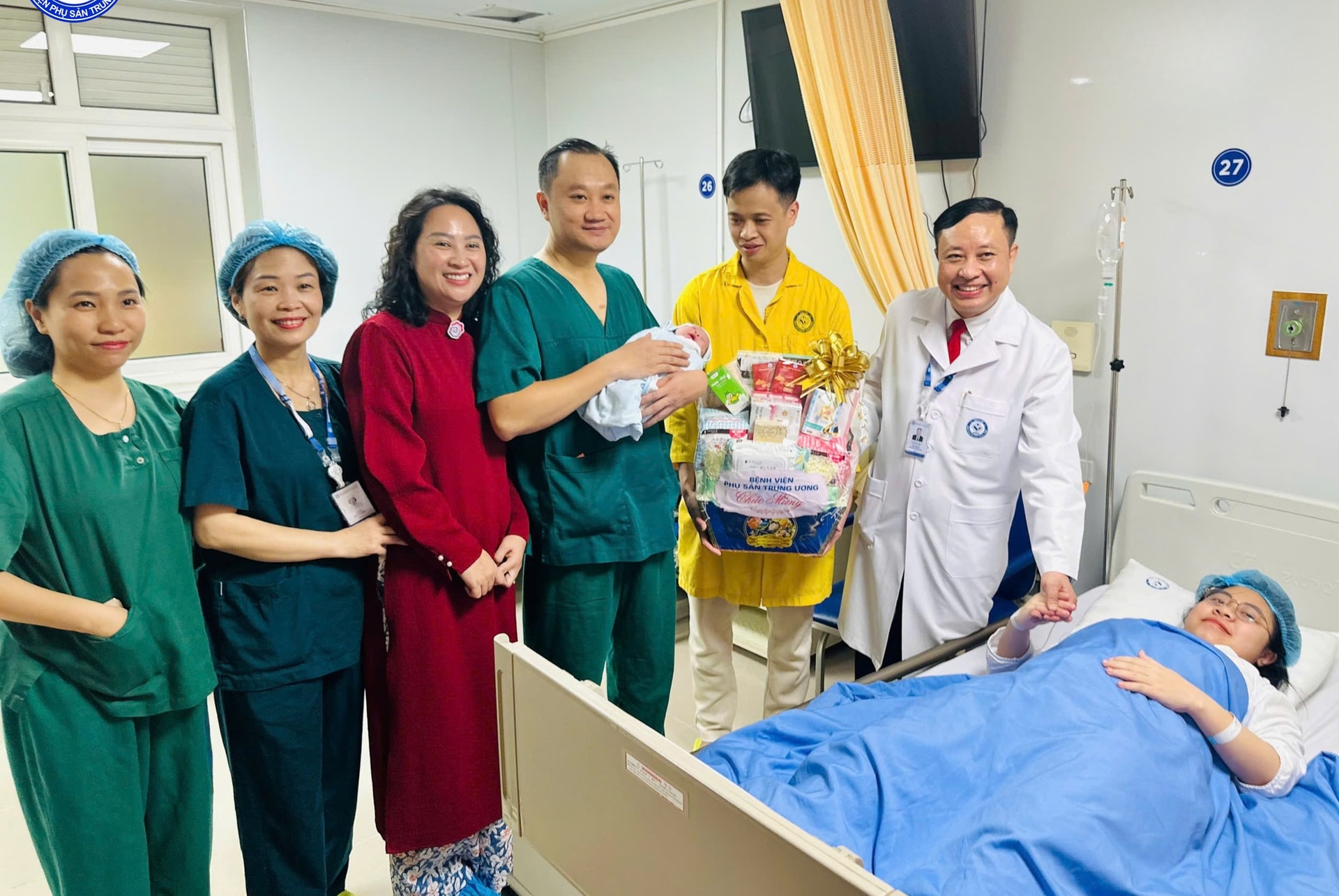 Ngắm 'chàng Ngựa vàng' 'xông đất' Bệnh viện Phụ sản Trung ương - Ảnh 4. Ngắm 'chàng Ngựa vàng' 'xông đất' Bệnh viện Phụ sản Trung ương - Ảnh 4.