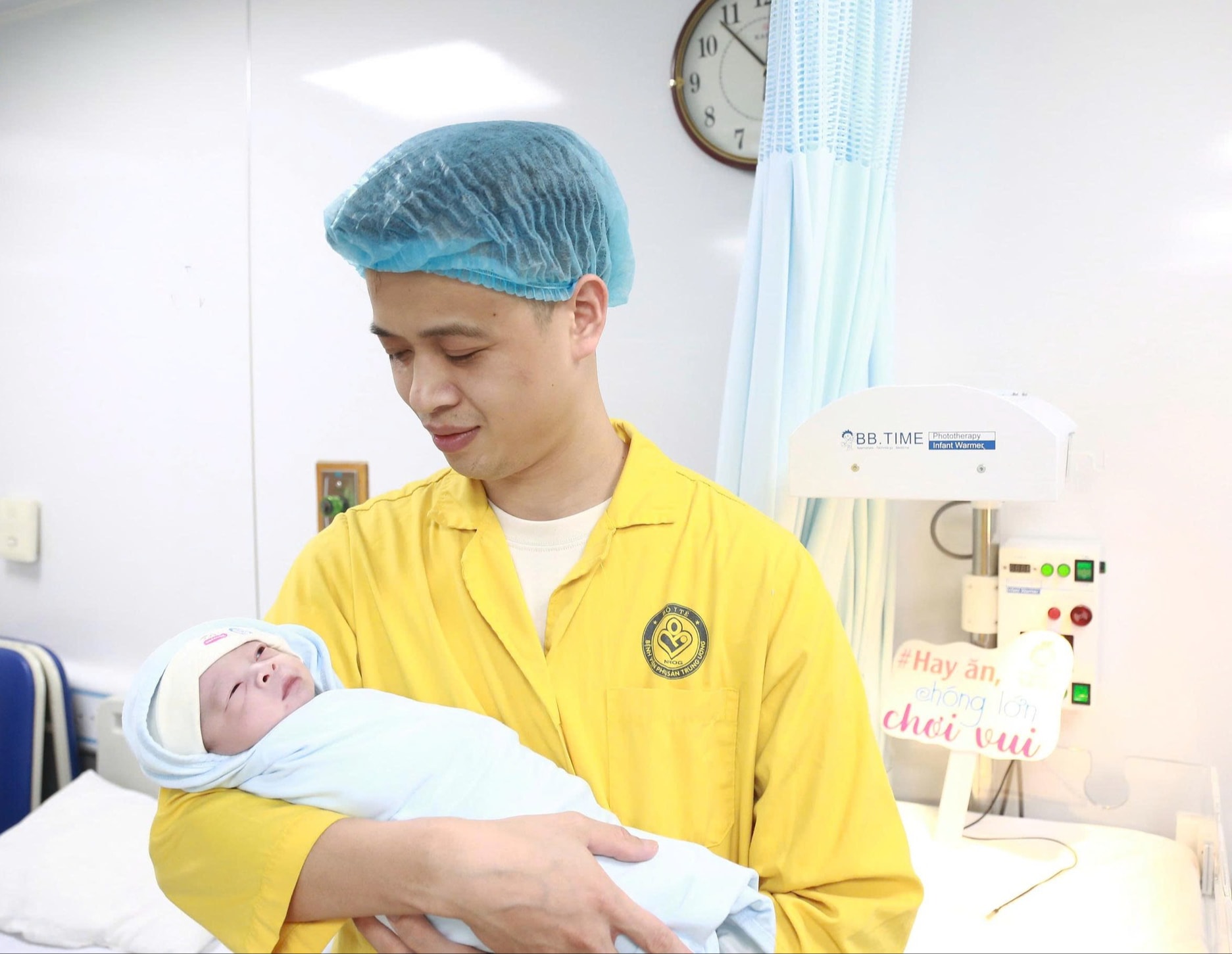 Ngắm 'chàng Ngựa vàng' 'xông đất' Bệnh viện Phụ sản Trung ương - Ảnh 5. Ngắm 'chàng Ngựa vàng' 'xông đất' Bệnh viện Phụ sản Trung ương - Ảnh 5.