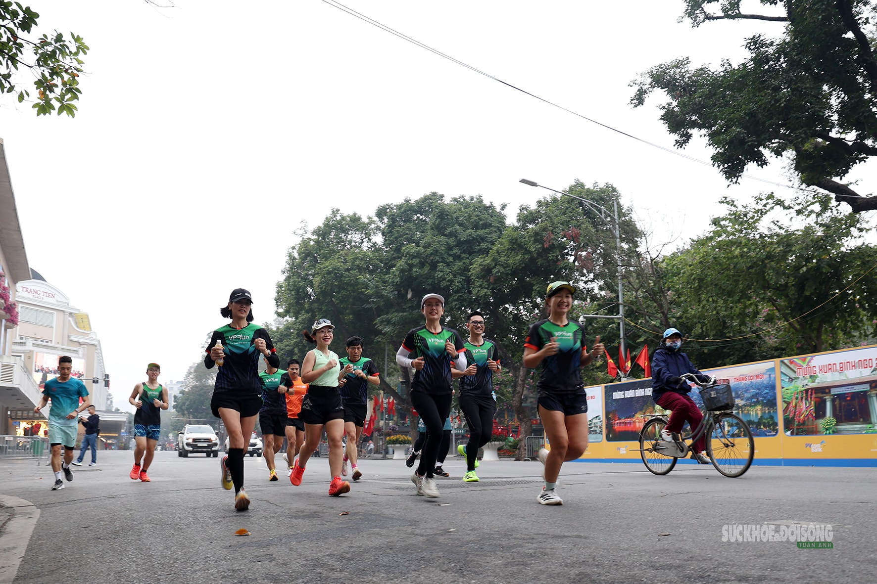 Hà Nội mùng 1 Tết: Bình yên trong nhịp thở đầu Xuân- Ảnh 14.