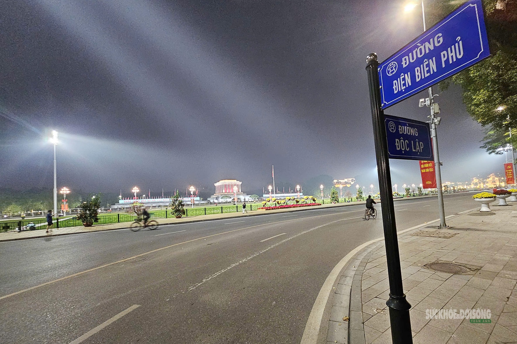 Hà Nội mùng 1 Tết: Bình yên trong nhịp thở đầu Xuân- Ảnh 1.