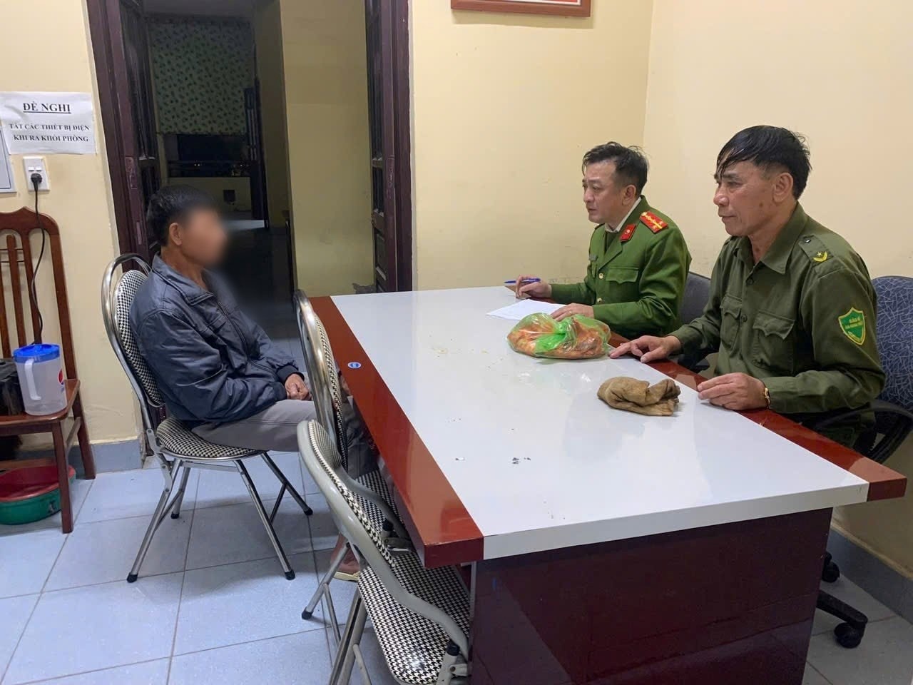 Đốt pháo nổ trái phép trong đêm Giao thừa, người đàn ông bị lập hồ sơ xử phạt- Ảnh 1. Đốt pháo nổ trái phép trong đêm Giao thừa, người đàn ông bị lập hồ sơ xử phạt- Ảnh 1.