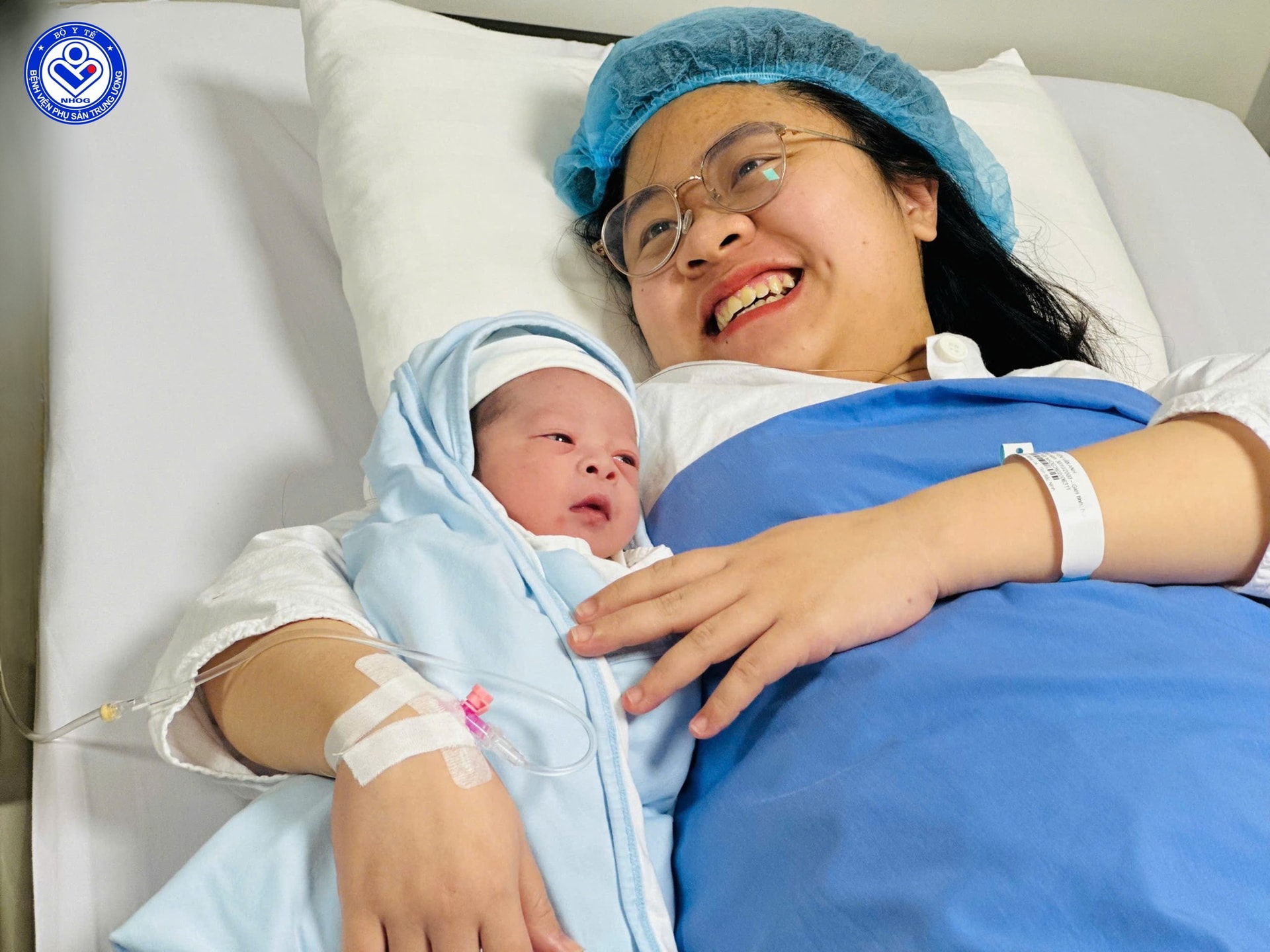 Ngắm 'chàng Ngựa vàng' 'xông đất' Bệnh viện Phụ sản Trung ương - Ảnh 1. Ngắm 'chàng Ngựa vàng' 'xông đất' Bệnh viện Phụ sản Trung ương - Ảnh 1.