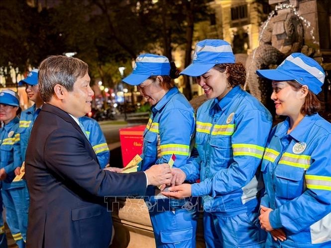 Xuân của những ca trực xuyên giao thừa- Ảnh 3. Xuân của những ca trực xuyên giao thừa- Ảnh 3.