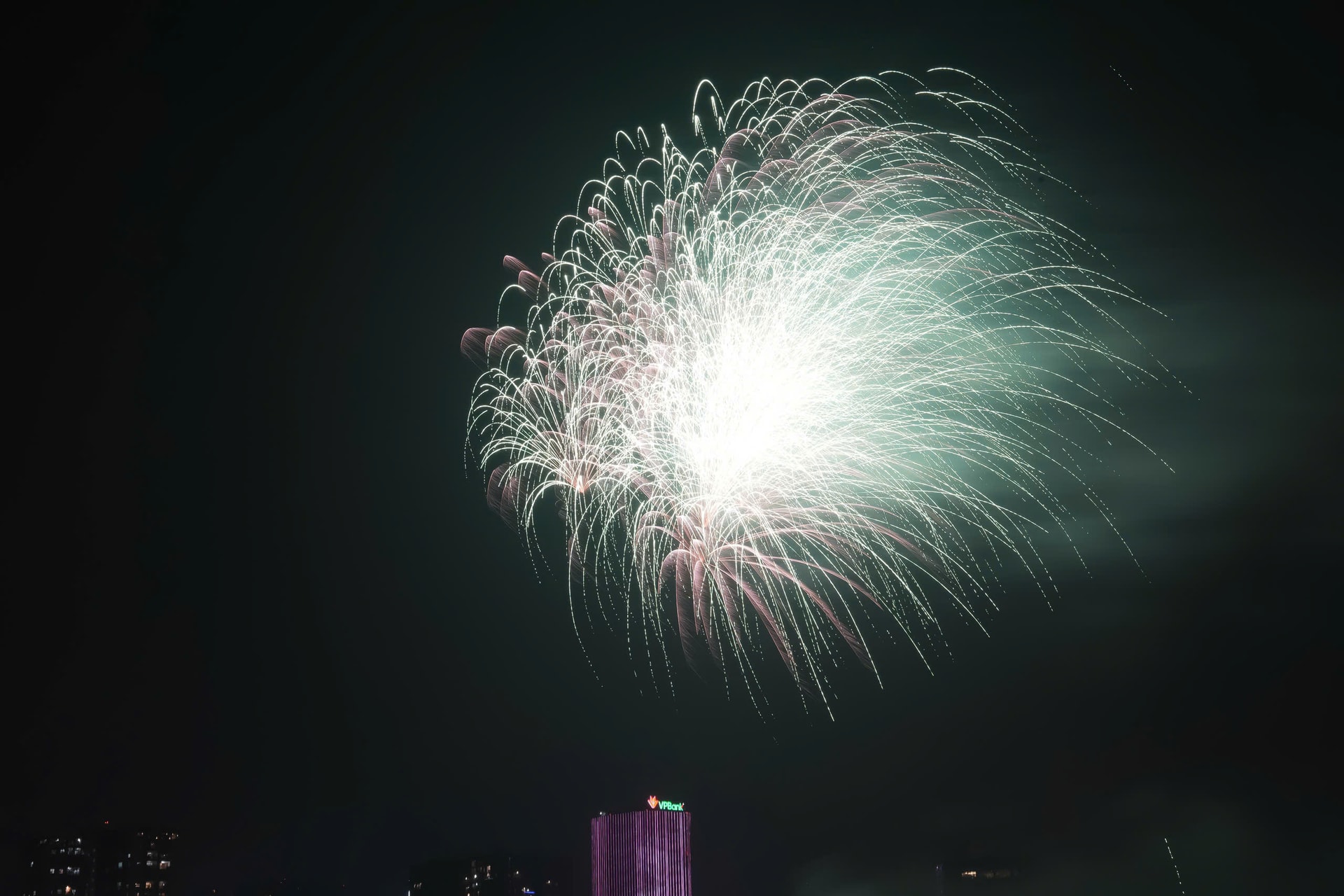 Khoảnh khắc pháo hoa thắp sáng bầu trời Hà Nội đêm giao thừa- Ảnh 6.