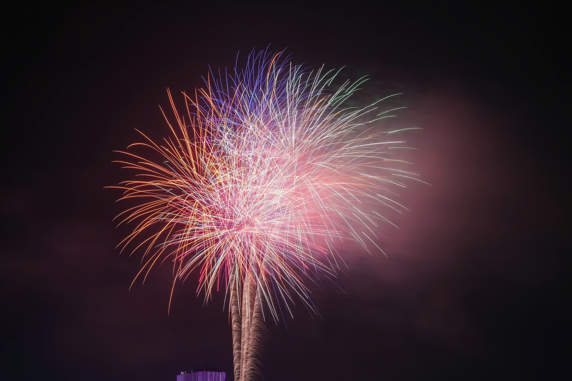 Khoảnh khắc pháo hoa thắp sáng bầu trời Hà Nội đêm giao thừa- Ảnh 4.