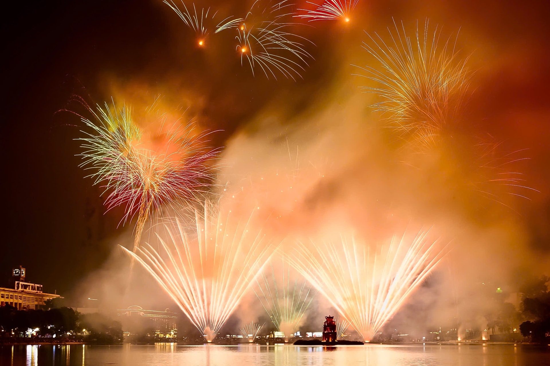 Khoảnh khắc pháo hoa thắp sáng bầu trời Hà Nội đêm giao thừa- Ảnh 7.